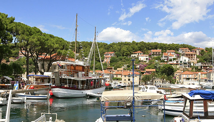 Jelsa, otok Hvar - This image, originally posted to Flickr, was reviewed on 18 April 2013 by the administrator or reviewer File Upload Bot (Magnus Manske), who confirmed that it was available on Flickr under the stated license on that date.